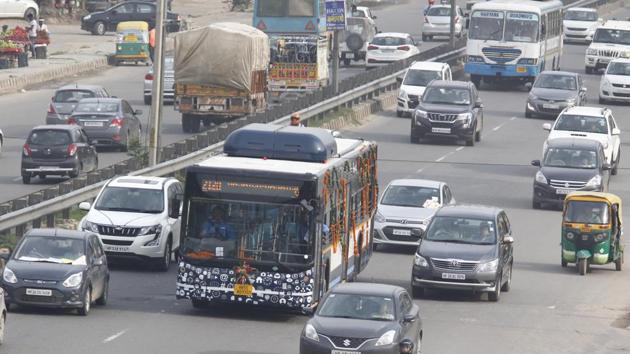 To formulate new routes of the Gurugram city bus service, a committee of citizens will be formed soon. This decision was taken at the third executive committee meeting of the Gurugram Metropolitan Development Authority (GMDA), which was chaired by the chief minister Manohar Lal Khattar on Wednesday.(Yogendra Kumar/HT File PHOTO)