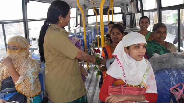 On the occasion of International Women's Day, the Pune Mahanagar Parivahan Mahamandal Limited (PMPML) had given free travel concession to Tejaswini (service) bus passsengers, while some buses were welcomed to the women by distributing flowers, chants in Nigdi on Friday. (HT PHOTO) 