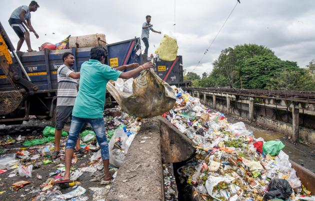 Vishwas Sahasrabuddhe, member of city-based NGO Sajak Nagrik Manch, said that the cleanliness rankings in the survey 2019 clearly destroys all the claims made by the PMC about taking numerous efforts to keep the city clean. (HT/PHOTO) Vishwas Sahasrabuddhe, member of city-based NGO Sajak Nagrik Manch, said that the cleanliness rankings in the survey 2019 clearly destroys all the claims made by the PMC about taking numerous efforts to keep the city clean. (HT/PHOTO)