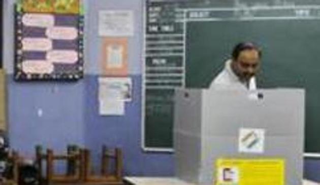 The Maharashtra government will incur a cost of Rs 1,754 crore if it holds parliamentary and assembly polls in the next six months. (HT File) The Maharashtra government will incur a cost of Rs 1,754 crore if it holds parliamentary and assembly polls in the next six months. (HT File)
