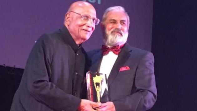 Swraj Paul receiving the ‘Lifetime Contribution-Midlands Business Awards 2019’ at an event in Leicester on Friday.(HT photo)