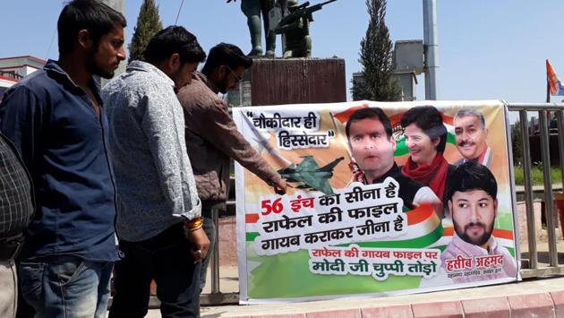 Mocking Prime Minister Narendra Modi over the missing files of the Rafale fighter jet deal, Congress leader Haseeb Ahmad put up a poster at Subhas Crossing of Civil Lines on Friday.(HT)