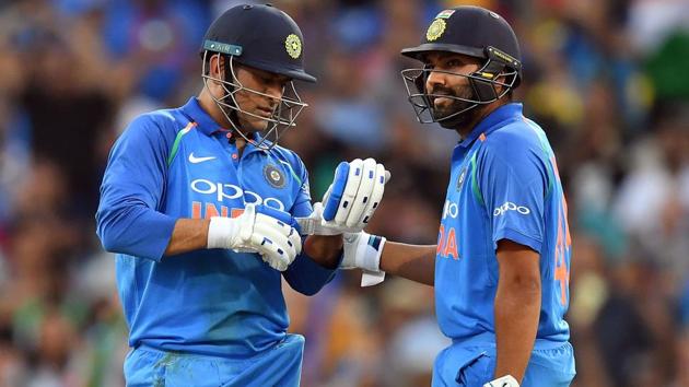 MS Dhoni (L) and Rohit Sharma talks during first ODI match against Australia.(AFP)