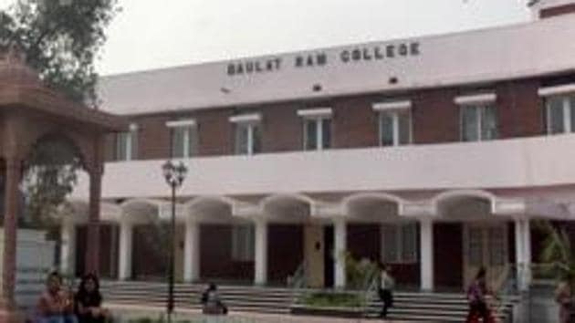 Delhi high court directed the principal of the college to issue a notice inviting fresh applications for the post in a timebound manner.(HT File Photo)