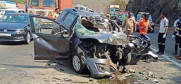 The driver of a car lost control of the vehicle and crashed into a trailer.(HT phoro) The driver of a car lost control of the vehicle and crashed into a trailer.(HT phoro)