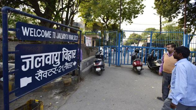 The Jalvayu vihar sector 21 where a couple was allegedly attacked by three men when they foiled a burglary in their house. (Virendra Singh Gosain/HT PHOTO) The Jalvayu vihar sector 21 where a couple was allegedly attacked by three men when they foiled a burglary in their house. (Virendra Singh Gosain/HT PHOTO)