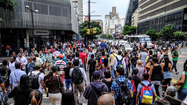 Commuters unable to use the subway due to a partial power cut, flock to the streets in Caracas. Both Guaido and Maduro, who are locked in a bitter power struggle for the right to lead the oil-rich South American nation, have asked their supporters to fill the streets of Caracas and other cities. (Matias Delacroix / AFP) Commuters unable to use the subway due to a partial power cut, flock to the streets in Caracas. Both Guaido and Maduro, who are locked in a bitter power struggle for the right to lead the oil-rich South American nation, have asked their supporters to fill the streets of Caracas and other cities. (Matias Delacroix / AFP)