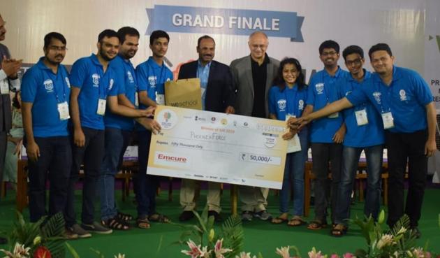 Team from Shah & Anchor Kutchhi Engineering College, Chembur, which won the competition. (HT Photo) Team from Shah & Anchor Kutchhi Engineering College, Chembur, which won the competition. (HT Photo)