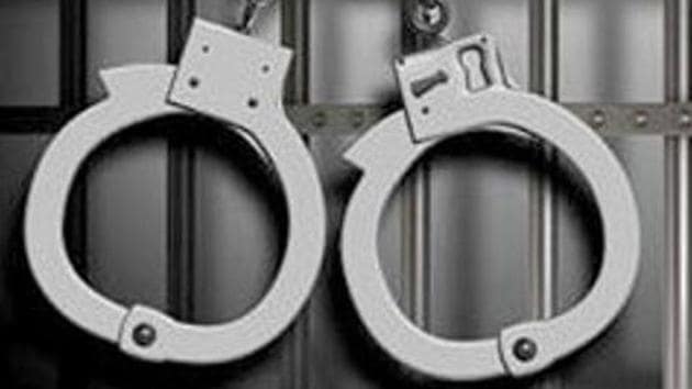 The driver and conductor of a private bus were arrested on Friday for allegedly robbing passengers after offering them ride at lower fares to their destinations from outside the Anand Vihar railway station, police said.(File Photo) The driver and conductor of a private bus were arrested on Friday for allegedly robbing passengers after offering them ride at lower fares to their destinations from outside the Anand Vihar railway station, police said.(File Photo)