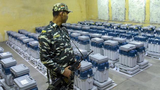 A para-military jawan guards EVMs (Electronic Voting Machines) at a counting centre.(PTI File Photo)