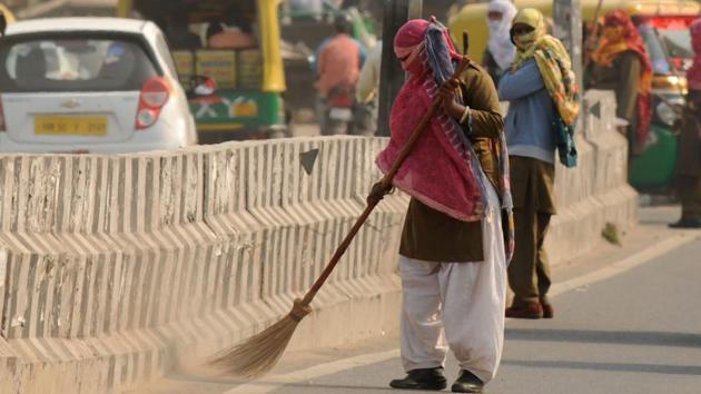 The Municipal Corporation of Gurugram’s (MCG) 168-hour cleaning marathon, which started on February 24 and went on till March 4, was everything one would expect it to be — brooms, trucks, men and women with masks, and patches of roads being cleaned. But the drive was a lot more than that. (Parveen Kumar/HT File Photo) The Municipal Corporation of Gurugram’s (MCG) 168-hour cleaning marathon, which started on February 24 and went on till March 4, was everything one would expect it to be — brooms, trucks, men and women with masks, and patches of roads being cleaned. But the drive was a lot more than that. (Parveen Kumar/HT File Photo)