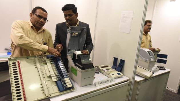 An electoral officer demonstrating the workings of EVM and VVPAT machines. (HT File Photo) An electoral officer demonstrating the workings of EVM and VVPAT machines. (HT File Photo)