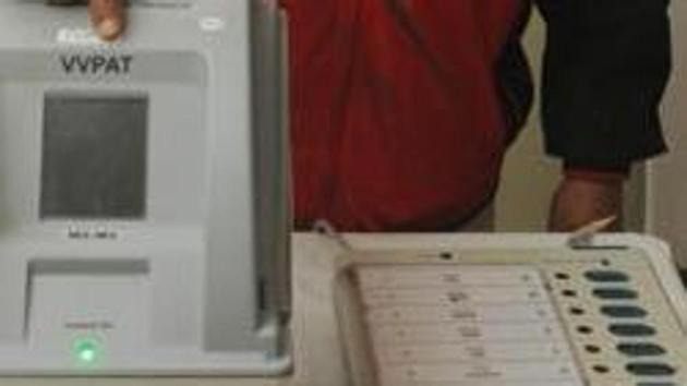 An electoral officer demonstrates an EVM and a VVPAT during a review meeting in Patna on January 18.(HT File Photo)