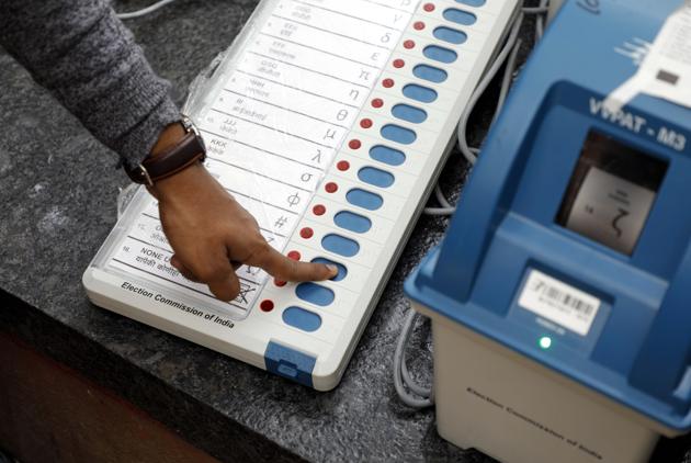 An election commission official gives a demo of a VVPAT machine.(Rahul Raut/HT PHOTO)