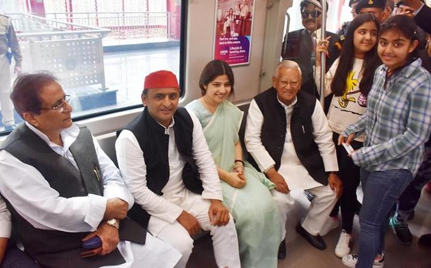 Former chief minister and Samajwadi Party president Akhilesh Yadav along with his family and senior party leaders during a Metro ride in Lucknow.(HT Photo)