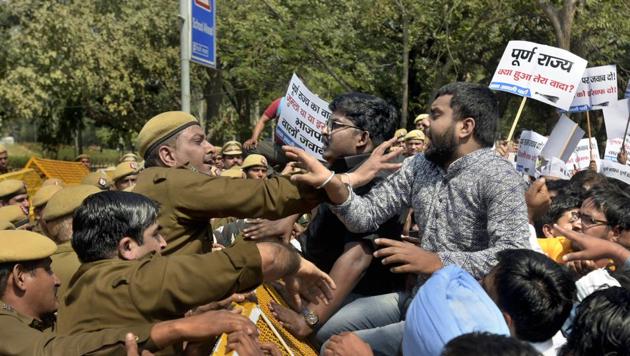 Police personnel in action as Aam Aadmi Party (AAP) members protested to demand full statehood for Delhi, near Bharatiya Janata Party (BJP) headquarters, at Deen Dayal Upadhyaya Marg, in New Delhi on March 10, 2019.(Sushil Kumar/HT PHOTO)
