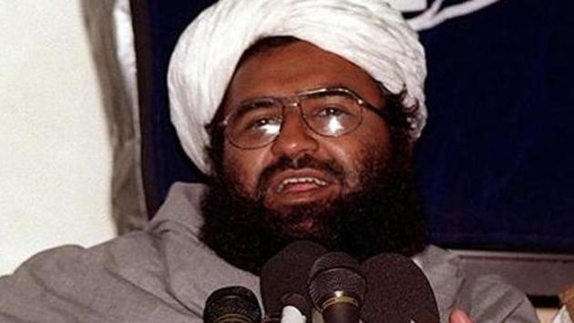 (FILES) Masood Azhar (L), chief of the Jaish-e-Mohammad (JeM), addresses a press conference in Karachi. Pakistan has denied the involvement of the JeM leadership in Pulwama attack by saying that Masood is unwell and could not have organised the attack.(AFP)