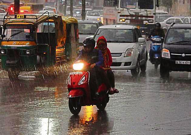 Residents witnessed a sudden change of weather on Monday evening after light rain hit the city due to an active western disturbance over the western Himalayan region, the India Meteorological Department (IMD) said. (Yogendra Kumar/HT Photo) Residents witnessed a sudden change of weather on Monday evening after light rain hit the city due to an active western disturbance over the western Himalayan region, the India Meteorological Department (IMD) said. (Yogendra Kumar/HT Photo)