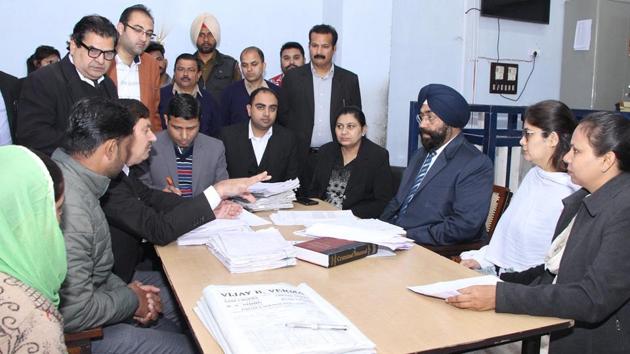 In a significant step towards clearing the massive backlog of 1,367 cases, Lok Adalats held by the State Legal Services Authority (SLSA) cleared 882 cases in Gurugram district on Saturday, officials said.(HT File Photo/Representative Image)