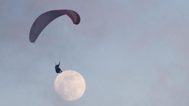 Two paragliders collided in midair above one of the most popular paraglider ports in the United States, falling about 75 feet (23 m) to their deaths before horrified witnesses, media reports said. (Representative Image) (AFP) Two paragliders collided in midair above one of the most popular paraglider ports in the United States, falling about 75 feet (23 m) to their deaths before horrified witnesses, media reports said. (Representative Image) (AFP)