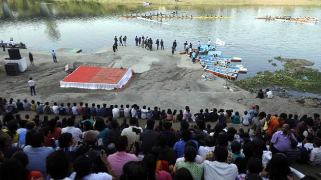 At 3pm, the crowd began gathering at the venue, and kept increasing as the events progressed. (Rahul Raut/HT PHOTO) 