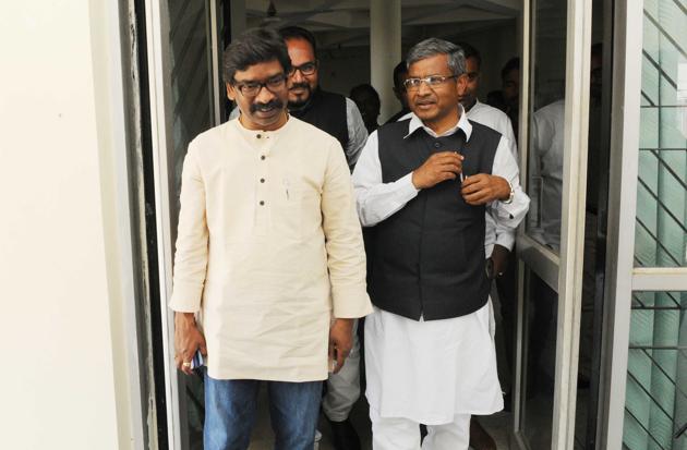 JVM(P) President Babulal Marandi , JMM Working President Hemant Soren and JMV(P) leader Pradeep Yadav after a meeting at Marandi's offiicial residence in Ranchi, India, on Monday(Diwakar Prasad/ Hindustan Times)