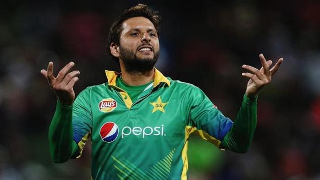 Shahid Afridi of Pakistan gives instructions out during the International T20 match against New Zealand.(Getty Images)