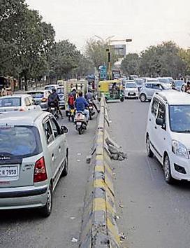 The Baba Balaknath intersection in Sector 71 that was blocked for traffic from sectors 121, 122 and neighbouring areas will see permanent changes as the traffic police and the Noida authority are creating a median at the site.(Sunil Ghosh/HT Photo)