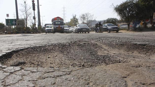 Potholes have once again emerged on the Golf Course Extension Road, one of the most important stretches in the city, leading to the breakdown of vehicles and causing snarls on a daily basis, in Gurugram. (Yogendra Kumar/HT PHOTO) Potholes have once again emerged on the Golf Course Extension Road, one of the most important stretches in the city, leading to the breakdown of vehicles and causing snarls on a daily basis, in Gurugram. (Yogendra Kumar/HT PHOTO)