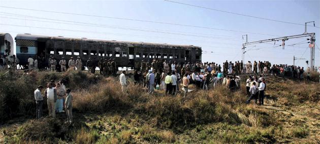 People gather near the bogies of Samjhuata Express after an explosion.(PTI file photo)