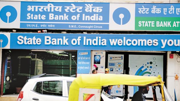 In a first, State Bank of India (SBI), the country’s largest lender, has linked savings account deposit and short-term loans to an external benchmark rate—repo rate.(Pradeep Gaur/ Mint File Photo)