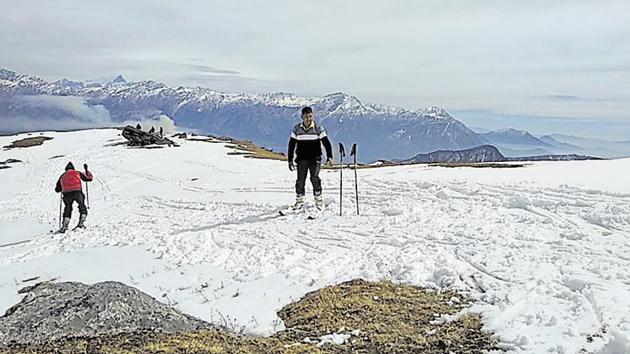 Tourists enjoy skiing at Khaliya Top in Munsiyari.(HT Photo)