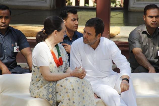 Congress president Rahul Gandhi (R), talks with his mother and Sonia Gandhi (L).(Siddharaj Solanki / Hindustan Times))