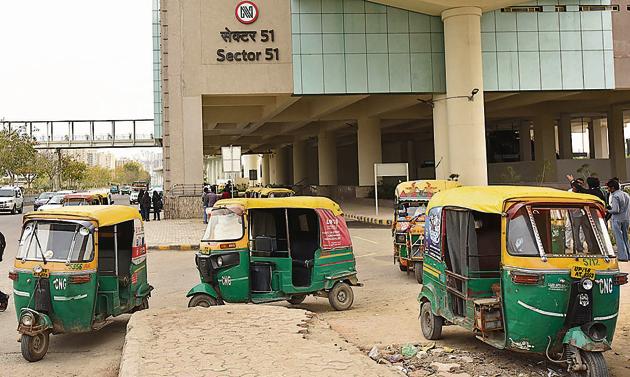 Some residents have suggested that autos should be allowed to stand within the Metro’s service road area to avoid blocking traffic on roads.(Virendra Singh Gosain/HT Photo)