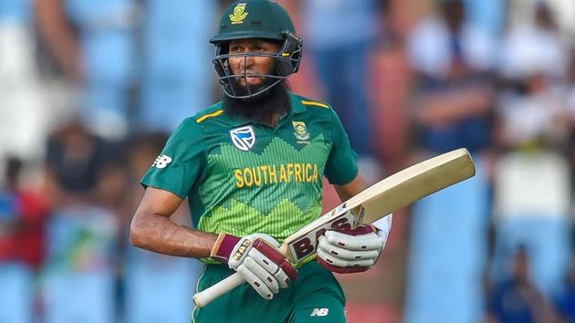Hashim Amla runs during the third ODI match between South Africa and Pakistan.(AFP)