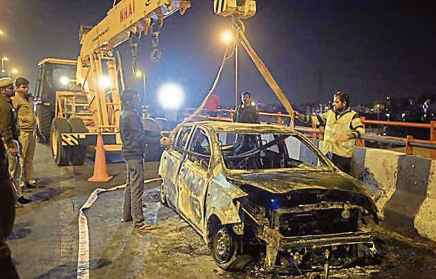 On Sunday, a fire incident in a car had claimed the lives of a 34-year-old woman and her two daughters near the Akshardham flyover in east Delhi.(Sushil Kumar/HT Photo) On Sunday, a fire incident in a car had claimed the lives of a 34-year-old woman and her two daughters near the Akshardham flyover in east Delhi.(Sushil Kumar/HT Photo)