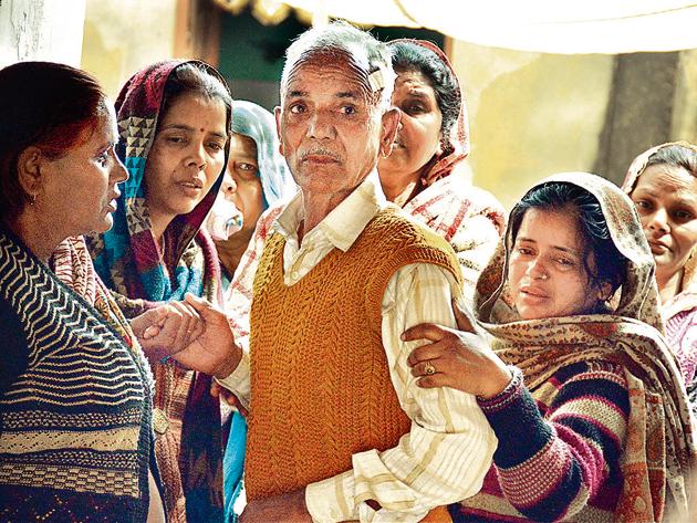 Grieving family members of Sundar Singh at his house in Sihani village in Ghaziabad.(Sakib Ali/HT Photo)