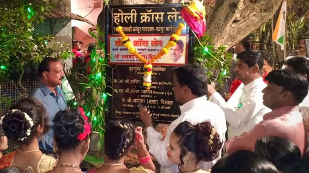 Residents celebrate the naming of the Holy Cross Lane in Kanjur gaothan on Sunday. (HT) Residents celebrate the naming of the Holy Cross Lane in Kanjur gaothan on Sunday. (HT)