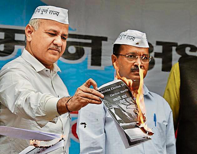 The Aam Aadmi Party (AAP), led by its national convener and Delhi chief minister Arvind Kejriwal, on Wednesday burnt the 2014 general election manifesto of the Bharatiya Janata Party (BJP) that promised full statehood to Delhi. (Raj K Raj/HT Photo) The Aam Aadmi Party (AAP), led by its national convener and Delhi chief minister Arvind Kejriwal, on Wednesday burnt the 2014 general election manifesto of the Bharatiya Janata Party (BJP) that promised full statehood to Delhi. (Raj K Raj/HT Photo)