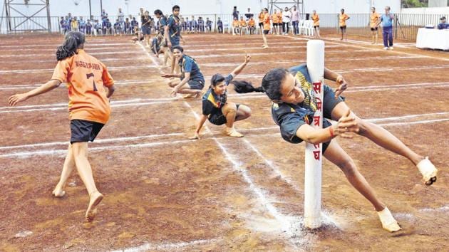 RF Naik Vidyalaya (green) in action against Shiv Bhakt Vidya Mandir during the finals of the state kho-kho tournament for women at Sanmitra Sangh, Kothrud, on Tuesday.(Pratham Gokhale/HT Photo)