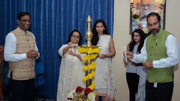 Radhakrishnan Pillai (extreme left), Aruna Katara (second from left) and Dinanath Kholkar (extreme right) at International Institute of Information Technology, Hinjewadi, on Tuesday.(Milind Saurkar/HT Photo)