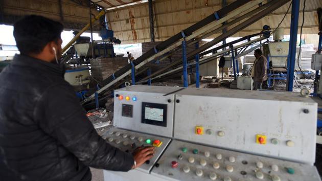 Losses are also mounting at Delhi’s other two such plants. At the East Delhi Municipal Corporation’s Shastri Park plant losses are estimated at Rs 3-4 crores and 1.23 lakh tonnes of recycled items are unused, according to IL&FS. At the Delhi Metro Rail Corporation’s Mundka plant loss is estimated around Rs 1 crore and 60,000 tonnes of recycled products lie unused. (Amal KS / HT Photo) Losses are also mounting at Delhi’s other two such plants. At the East Delhi Municipal Corporation’s Shastri Park plant losses are estimated at Rs 3-4 crores and 1.23 lakh tonnes of recycled items are unused, according to IL&FS. At the Delhi Metro Rail Corporation’s Mundka plant loss is estimated around Rs 1 crore and 60,000 tonnes of recycled products lie unused. (Amal KS / HT Photo)