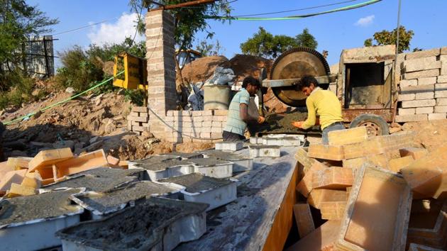 The recycled products of C&D plants also include aggregates (rodhi), bricks, sand, pavement tiles, kerb stone etc. One of the main issues of these plants is that IL&FS recycled building items have not been included in CPWD’s Delhi schedule of rates. They also do not have the BIS or IRC certification which is essential for contractors to make bulk purchases. (Amal KS / HT Photo) The recycled products of C&D plants also include aggregates (rodhi), bricks, sand, pavement tiles, kerb stone etc. One of the main issues of these plants is that IL&FS recycled building items have not been included in CPWD’s Delhi schedule of rates. They also do not have the BIS or IRC certification which is essential for contractors to make bulk purchases. (Amal KS / HT Photo)
