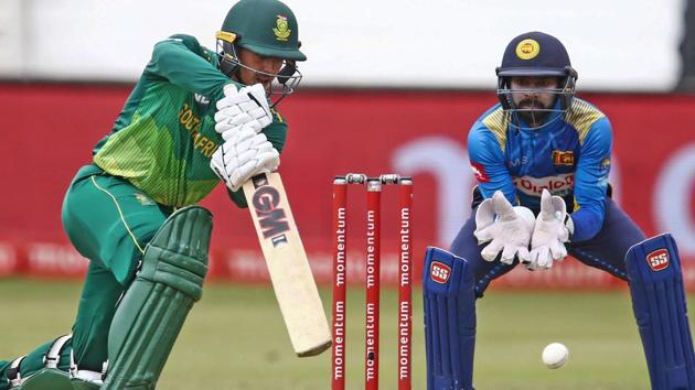 Quinton de Kock (L) is watched by Sri Lankan wicketkeeper Niroshan Dickwella as he plays a shot. (AFP) Quinton de Kock (L) is watched by Sri Lankan wicketkeeper Niroshan Dickwella as he plays a shot. (AFP)