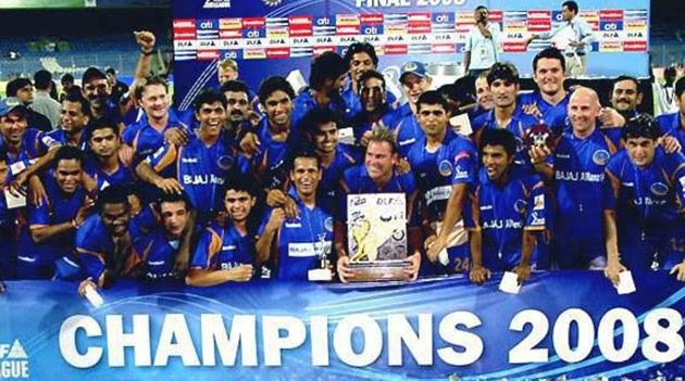 Rajasthan Royals team with the IPL trophy after beating Chennai Super Kings in the final of the 2008 event.(Rajasthan Royals/Facebook)