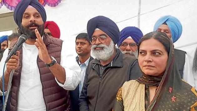 Former Punjab minister and leader Bikram Singh Majithia (L) addressing a public meeting organised to induct Gurinder Singh Tony (C) into Shiromani Akali Dal (SAD) in Tarn Taran on Wednesday.(HT Photo) Former Punjab minister and leader Bikram Singh Majithia (L) addressing a public meeting organised to induct Gurinder Singh Tony (C) into Shiromani Akali Dal (SAD) in Tarn Taran on Wednesday.(HT Photo)