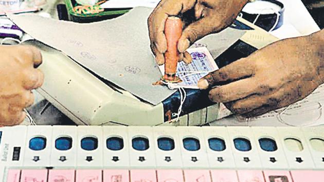 Election Commission staff sealing the EVMS after an election.(Hindustan Times)