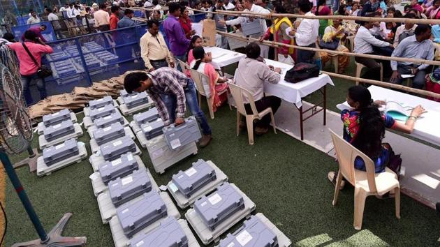 Teachers at an election training camp.(PTI FILE PHOTO)