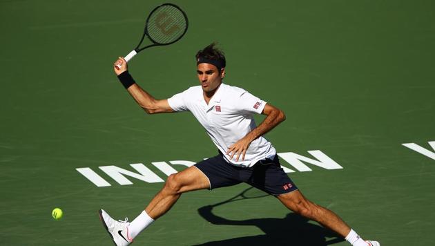 Roger Federer of Switzerland plays a forehand against Kyle Edmund at the Indian Wells.(AFP)