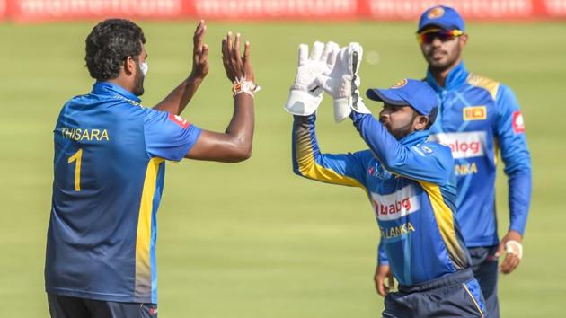 Sri Lanka's Thisara Perera (L) celebrates a dismissal with Niroshan Dickwella during their tour of South Africa.(AFP)